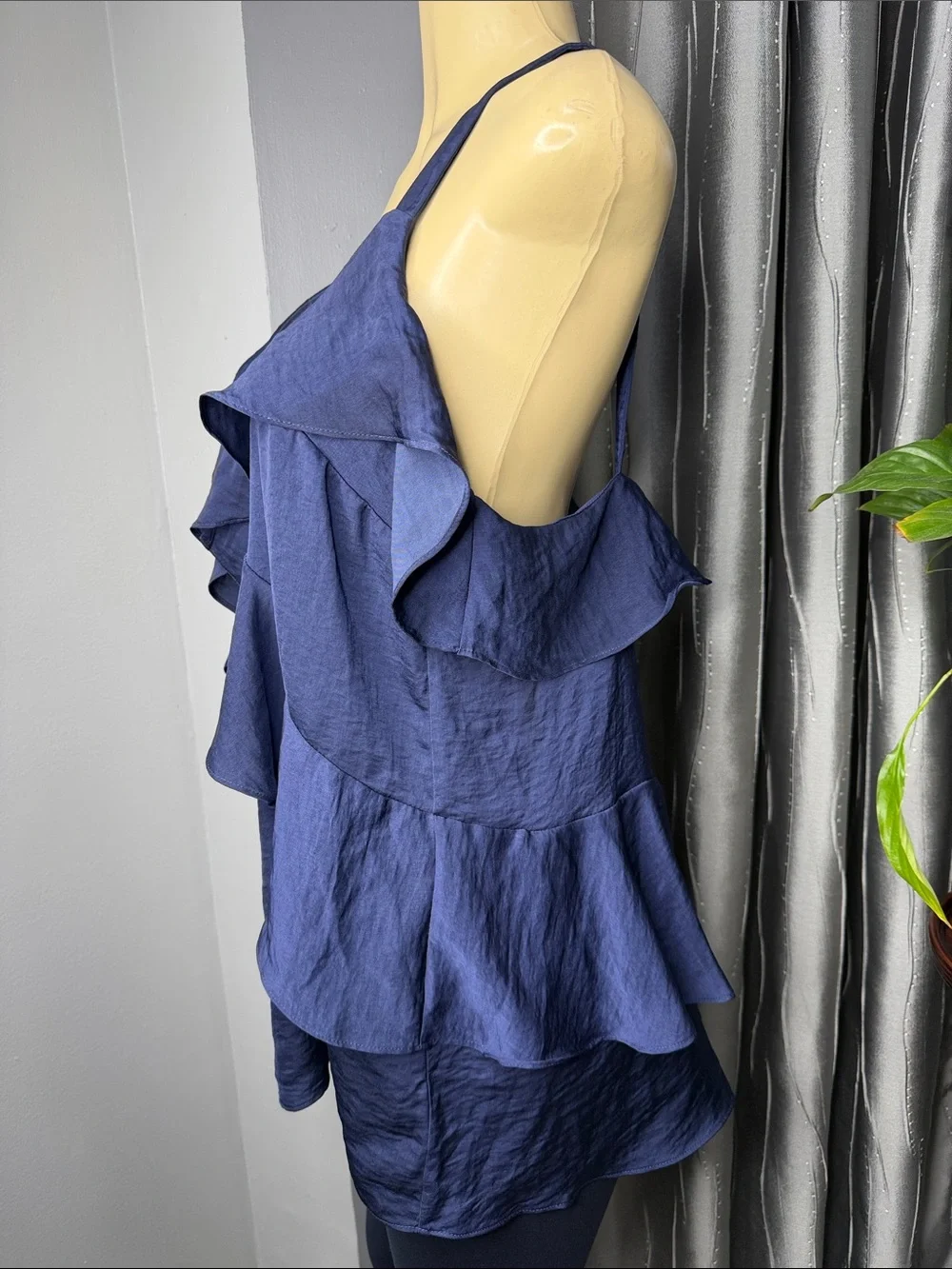 Michael Kors women’s Sz L Navy Ruffle V-Neck Camisole
